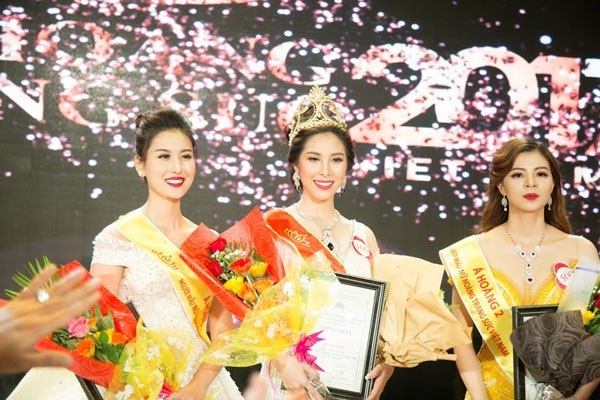 Hà Lade bất ngờ giành danh hiệu Á hoàng Trang sức 2017 - 1 Người đẹp Nguyễn Thị Mỹ Duyên đến từ Bến Tre đã đăng quang trở thành Nữ hoàng Trang sức 2017. Ngoài ra, Á hoàng 1 thuộc về Bùi Thanh Hà của Hà Nội (bên trái) và Á Hoàng 2 là Vũ Thị Tuyết Nhung đến từ Buôn Mê Thuột.