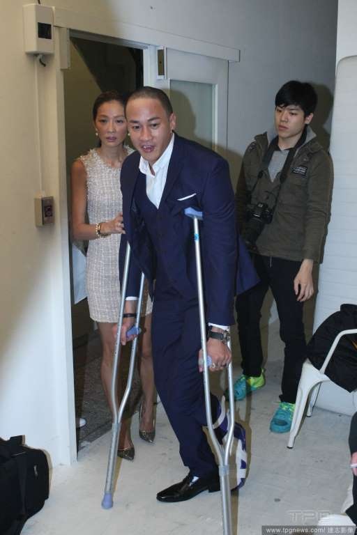 "Lương Sơn Bá" Hà Nhuận Đông hạnh phúc bên "bà xã" - 2
Hà Nhuận Đông mới bị thương khi đóng phim tại đại lục, khiến chân trái của anh bị đau và sưng gấp đôi bình thường. Để tiện cho việc đi lại, Hà Nhuận Đông phải dùng nạng. Vợ của nam diễn viên nổi tiếng tỏ ra rất lo lắng khi thấy chồng di chuyển khó khăn bằng nạng.
