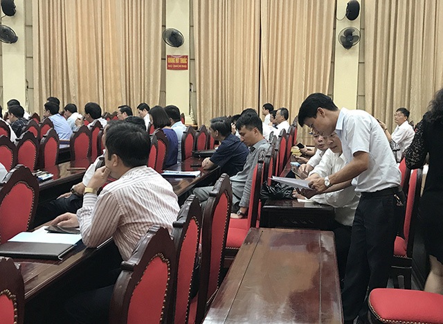 Hồ Thành Công “toàn vẹn”, container đè bẹp xe con - 12 Trước việc hàng loạt cán bộ quận, huyện, sở ngành bỏ ngang cuộc họp về phòng chống lụt bão năm 2017, ông Nguyễn Văn Sửu – Phó Chủ tịch UBND TP Hà Nội yêu cầu điểm danh lại, để báo cáo danh tính cán bộ thiếu kỷ cương lên Thường trực Thành ủy. (Ảnh: Quang Phong)
