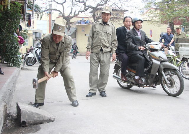 Sau TP Hồ Chí Minh, tuần qua các quận nội thành Hà Nội đồng loạt mở “chiến dịch đòi lại vỉa hè” cho người đi bộ. Trong “chiến dịch” nhiều ô tô, xe máy để tràn lan ở vỉa hè, lòng đường bị cẩu về trụ sở công an xử lý. Lực lượng chức năng còn cho đập bỏ nhiều biển quảng cáo, bục bệ bê tông… được xây dựng không đúng quy định. (Ảnh: Nguyễn Dương)