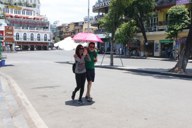 Những ngày này, nhiệt độ ngoài trời Hà Nội từ trưa và chiều luôn lên đến hơn 40 độ C. Người Hà Nội hôm nay gồng mình tìm mọi cách chống nóng. (Ảnh: Minh Thanh)