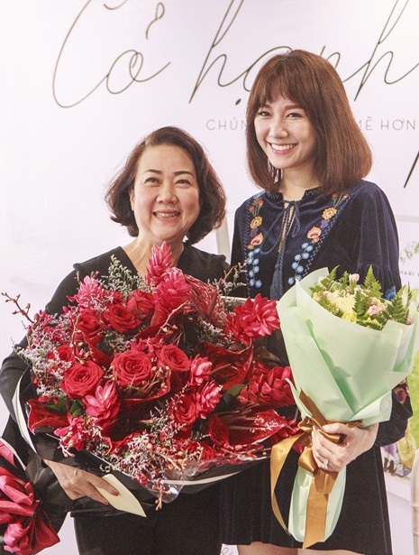Mẹ Trấn Thành rất tự hào về con dâu Hari Won - 7 Mẹ Trấn Thành chia sẻ, bà rất tự hào về con dâu và hy vọng hai vợ chồng Hari – Trấn Thành sẽ sống thật tốt.