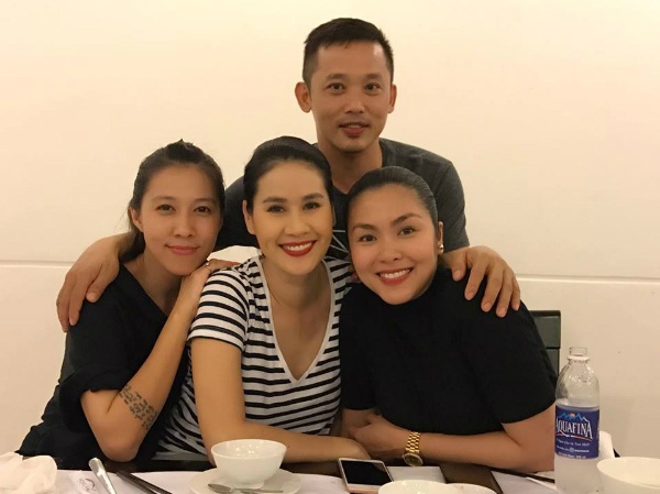 Cô còn xuất hiện trong bữa tiệc của những người bạn thân cùng ông xã.