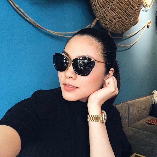 
Sắp đến ngày sinh nhưng Tăng Thanh Hà xuất hiện nhiều hơn, trong ngày Quốc tế Phụ nữ cô khoe ảnh gương mặt tròn trịa của mình: 8/3 - cái mặt tròn xoe.
