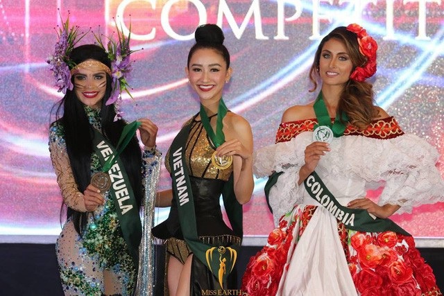 Trước đêm chung kết Miss Earth 2017 - Hà Thu hy vọng lọt top 4 - 3 Hà Thu vươn lên giành huy chương vàng thuyết phục trước hai đối thủ được đánh giá cao trong cuộc thi này là đại diện đến từ Venezuela và Colombia.