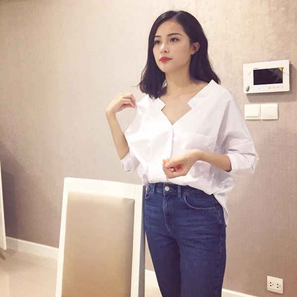 Cùng diện sơ mi trắng giản dị, mỹ nhân Việt nào đẹp hút hồn nhất? - 16 Và khi diện sơ mi trễ vai, Hạ Vi trẻ trung như hot girl tuổi 18.