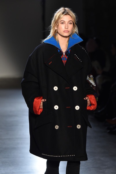 Tình cũ của Justin Bieber khoe dáng thon, chân dài - 6
Hailey Baldwin trình diễn cho Zagdig&Voltaire trong khuôn khổ New York Fashion Week hồi giữa tháng 2 vừa qua