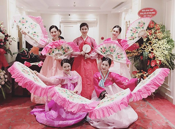 Giữa buổi tuyên dương Thủ khoa, cô gái múa tỏa sáng bởi nhan sắc như hoa hậu - 10 Thu Hà và những người đồng nghiệp