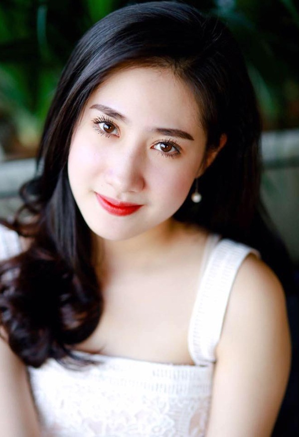 Giữa buổi tuyên dương Thủ khoa, cô gái múa tỏa sáng bởi nhan sắc như hoa hậu - 5 Cận cảnh nhan sắc của diễn viên múa Hà Nội