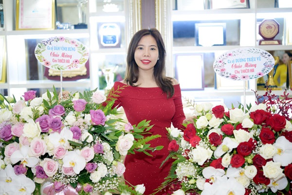 Người phụ nữ khiến Đàm Vĩnh Hưng và Quang Hà luôn nhớ đến mỗi dịp đặc biệt - 3 Chị Hoàng Thu Hà - Giám đốc Trung tâm Thẩm mỹ viện Thiên Hà.