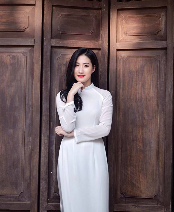 Giữa buổi tuyên dương Thủ khoa, cô gái múa tỏa sáng bởi nhan sắc như hoa hậu - 4 Vẻ đẹp cuốn hút như hoa hậu của Thu Hà