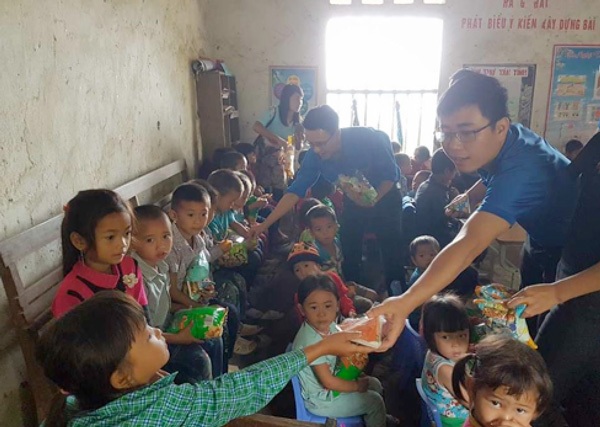 DHS Việt phối hợp xây dựng điểm trường giúp giáo viên, học sinh vùng cao - 4
Đại diện cho nhóm vận động gây quỹ tặng nhiều phần quà cho các em học sinh tại Khâu Táo, Hà Giang