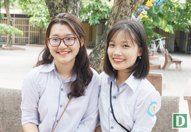 Đôi bạn cùng lớp giành 9,75 điểm môn Ngữ văn kỳ thi THPT quốc gia 2017 - 2 Phương Uyên và Hồng Nhung là cựu học sinh lớp 12C1, Trường THPT chuyên Phan Bội Châu