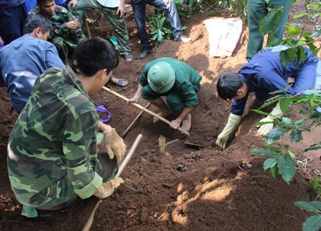Đoàn Kinh tế Quốc phòng 337 trong một lần tìm kiếm hài cốt tại huyện Hướng Hóa (Ảnh: Đăng Đức)