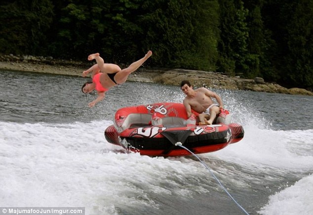 Trò lướt sóng tốc độ cao khiến một nữ du khách bị văng khỏi thuyền. Ấn tượng hơn cả khi máy ảnh kịp chụp đúng thời khắc đó.