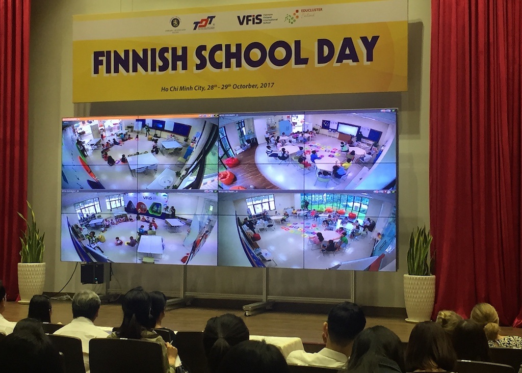 Trường Quốc tế Việt Nam - Phần Lan: Học phí cao nhất dự kiến 380 triệu đồng/năm - 2
Đông đảo phụ huynh quan sát trực tuyến lớp học của con