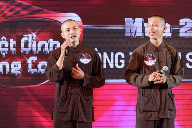 Đám cưới ngọt ngào của Hoa hậu Thu Thảo và cụm từ “Giáo sư âm nhạc” bị huỷ - 7 Theo thông báo ban đầu của BTC Tuyệt đỉnh song ca, sau khi xem xét những phản hồi từ báo chí và người hâm mộ, phần dự thi của Nhất Nguyên và Hoàn Nguyên sẽ được lùi lịch phát sóng nhưng cuối cùng phần trình diễn đã cắt khi lên sóng vì hai thí sinh xin rút lui với lí do sức khỏe.