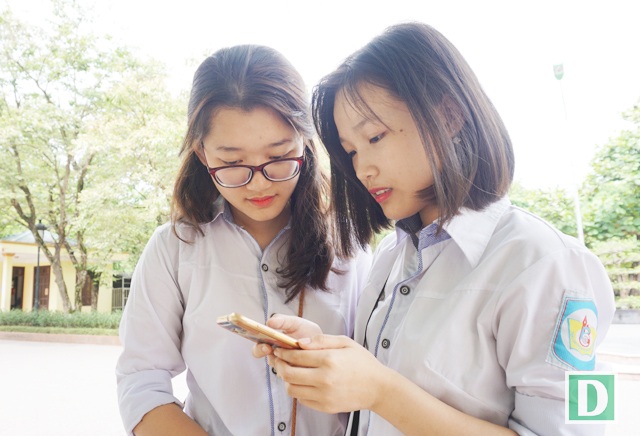 Đôi bạn cùng lớp giành 9,75 điểm môn Ngữ văn kỳ thi THPT quốc gia 2017 - 4 Phương Uyên và Hồng Nhung kiểm tra lại điểm thi của mình