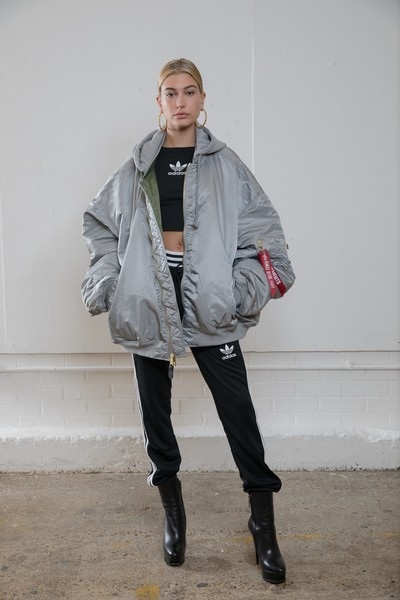 Hailey Baldwin hở bạo trên sàn catwalk - 8
Hailey Baldwin trình diễn cho Adidas tại London cách đây ít ngày