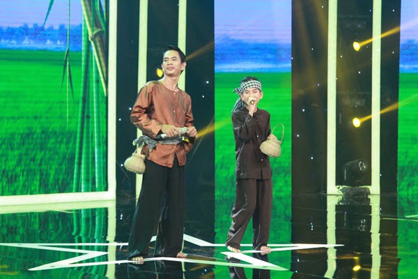 Cặp mẹ con hát trống cơm phong cách hip hop khiến giám khảo “phát sốt” - 4 Cha con anh Văn Cường và Huỳnh Phúc.