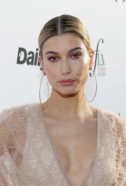 Tình cũ của Justin Bieber đẹp như công chúa với váy ren hồng - 1
Người mẫu 21 tuổi Hailey Baldwin rạng ngời dự lễ trao giải của hiệp hội thời trang Los Angeles tổ chức ngày 2/4 vừa qua.