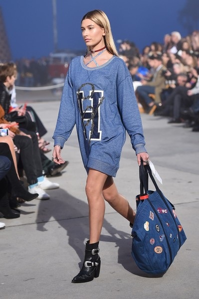 Tình cũ của Justin Bieber khoe dáng thon, chân dài - 7
Hailey Baldwin trình diễn cho Tommy Hilfiger tại Venice, California, Mỹ ngày 8/2