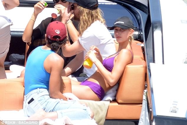 
Người mẫu trẻ 21 tuổi tiệc tùng vui vẻ cùng Joe Jonas và Wilmer Valderrama
