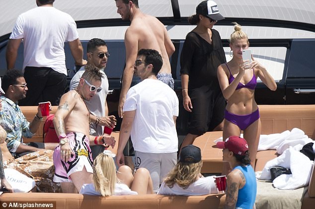 
Bạn gái cũ của Justin Bieber nổi bật với áo tắm 2 mảnh màu tím rất trẻ trung
