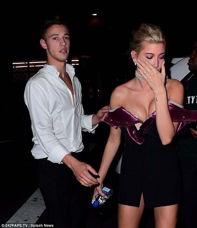 Hailey Baldwin lộ nửa bầu ngực khi đi chơi cùng bồ mới - 4
Trong quá khứ, Hailey trở nên nổi tiếng và được biết tới nhờ mối tình ngắn ngủi với hoàng tử nhạc Pop Justin Bieber