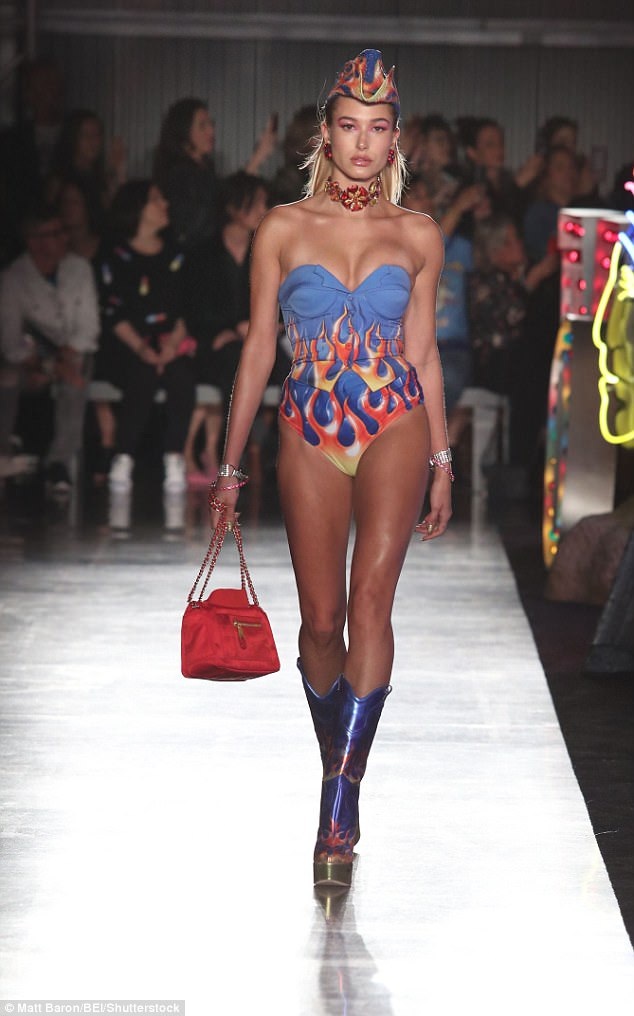 “Đừng gọi tôi là hot girl trên mạng” - 4
Dù chỉ cao 1,7m nhưng Hailey Baldwin vẫn được giới thời trang rất quan tâm. Người đẹp 9X xuất hiện nhiều trong các tuần lễ thời trang New York, Paris gần đây