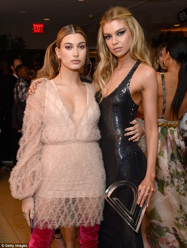 Tình cũ của Justin Bieber đẹp như công chúa với váy ren hồng - 7
Hailey chụp hình cùng siêu mẫu Stella Maxwell trong sự kiện