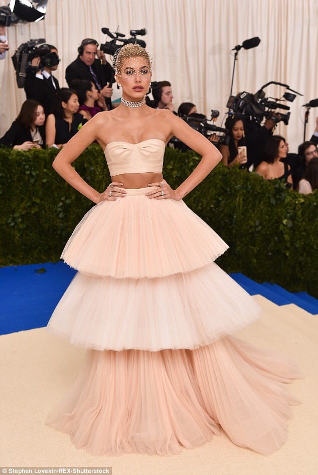 Hailey Baldwin lộ nửa bầu ngực khi đi chơi cùng bồ mới - 5
Hailey dự tiệc Met Gala với trang phục váy kiểu bánh ga tô của Carolina Herrera