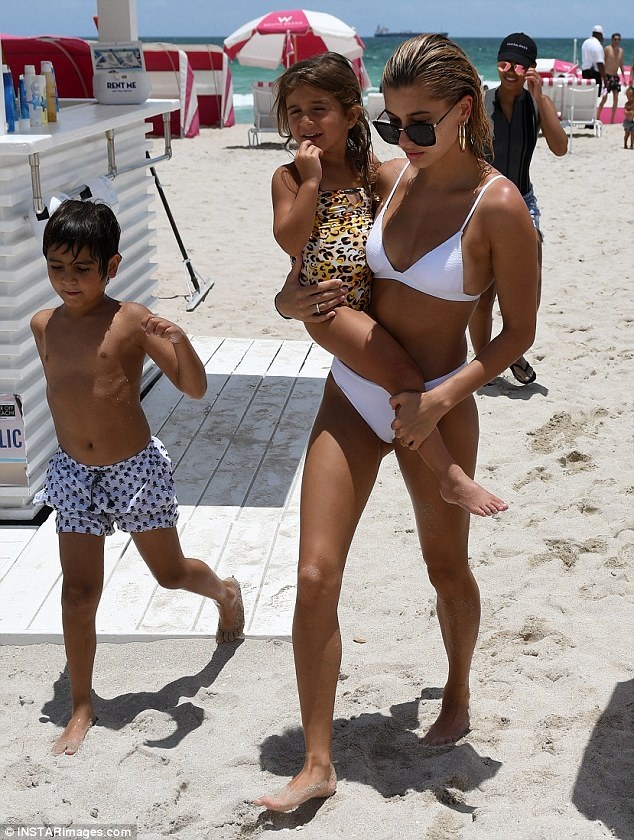 Hailey Baldwin đọ dáng chị cô Kim - 6
Họ thường cùng nhau tham dự nhiều sự kiện như các tuần lễ thời trang hay LHP Cannes...