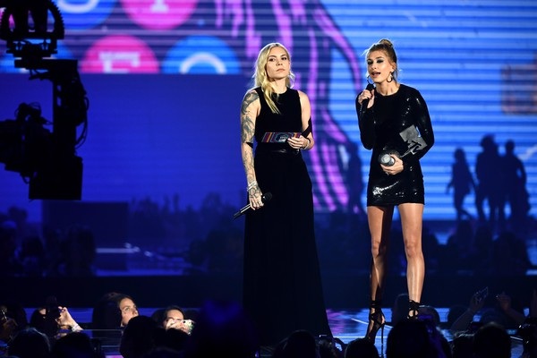 Tình cũ Justin Bieber khoe chân dài nõn nà - 5
Hailey Baldwin và Skylar Grey giới thiệu giải thưởng Video xuất sắc nhất tại lễ trao giải MTV Châu Âu