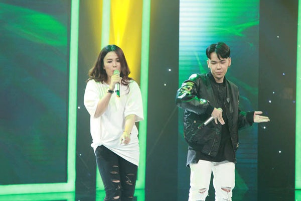 Cặp mẹ con hát trống cơm phong cách hip hop khiến giám khảo “phát sốt” - 1 Cặp mẹ con hát trống cơm phong cách hip hop khiến giám khảo “phát sốt”.