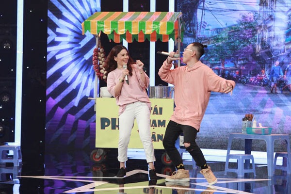 Cặp mẹ con hát trống cơm phong cách hip hop khiến giám khảo “phát sốt” - 2 Ở Vòng tỏa sáng, chị Hà Xuân và con trai quậy tưng với ca khúc Ăn gì đây.