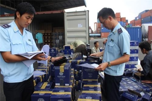 Thủ tướng yêu cầu làm rõ thông tin cán bộ Hải quan “ăn” tiền! - 1
Kiểm tra hàng hóa tại một cửa khẩu (Ảnh minh họa)