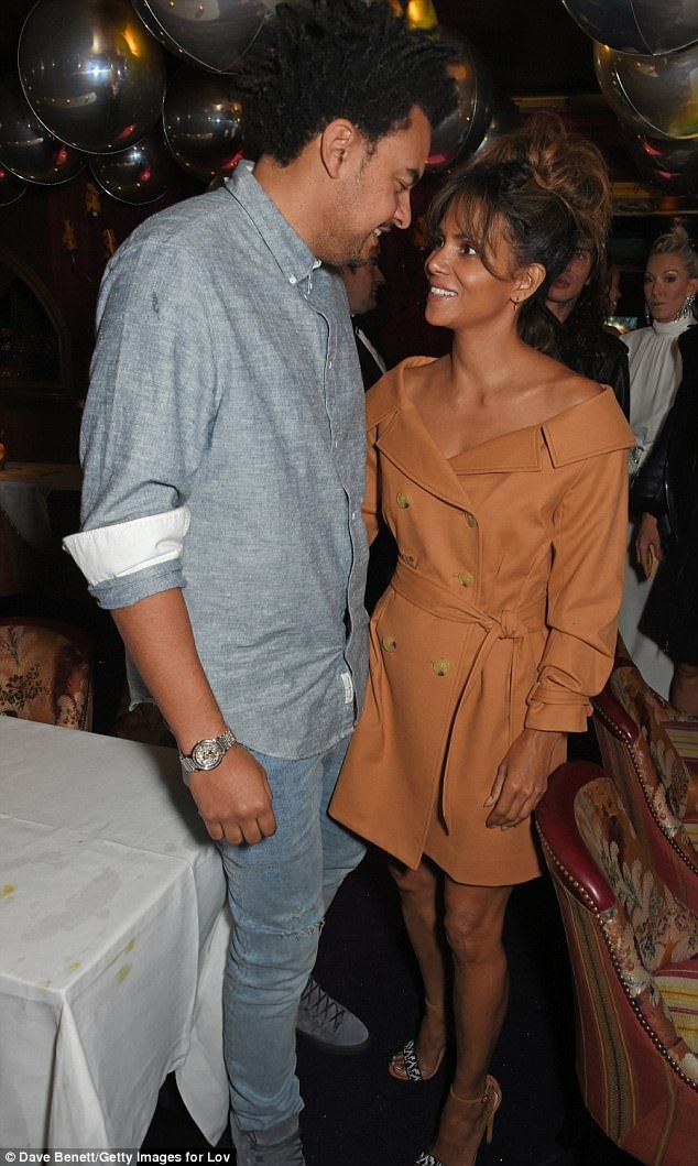 Halle Berry đang yêu “phi công trẻ” kém 16 tuổi - 2
Halle Berry hạnh phúc bên bạn trai mới.