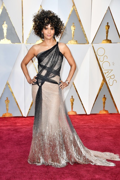 Dập dìu người đẹp trên thảm đỏ Oscar 2017 - 47
Halle Berry diện bộ váy rất đẹp của Atelier Versace