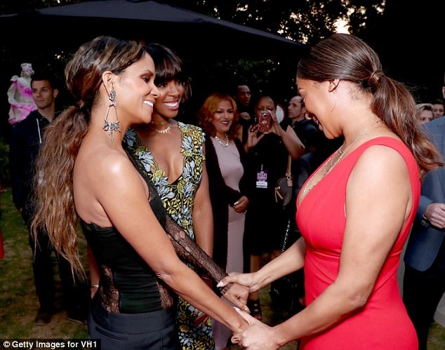 Halle Berry trẻ đẹp đáng kinh ngạc ở tuổi 51 - 4
Ở tuổi 51, cựu Bond girl của phim Die Another Day vẫn trẻ đẹp, lôi cuốn