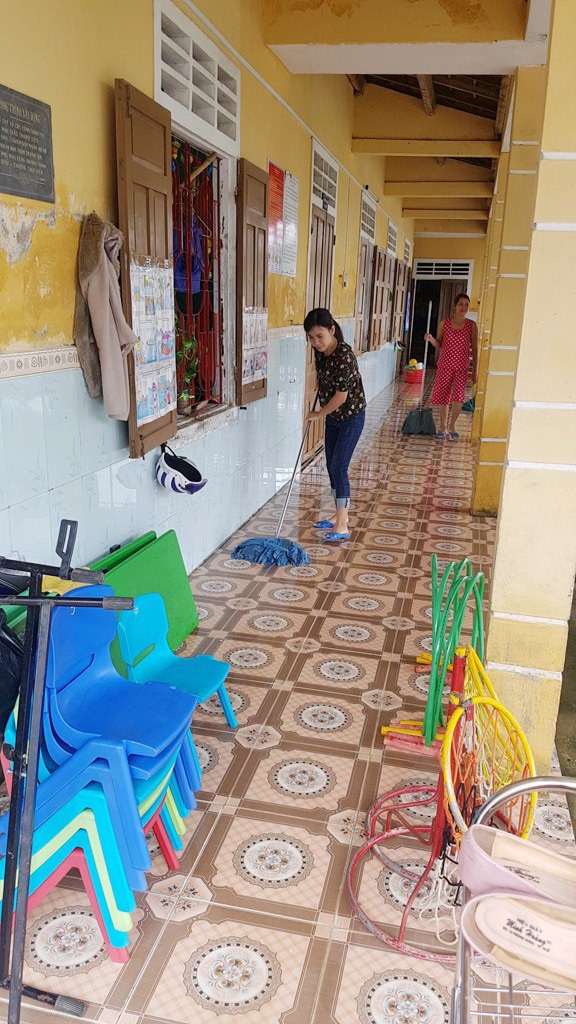 Thừa Thiên Huế hạn chế tổ chức tiệc tùng trong ngày 20/11 - 3 Giáo viên tất bật dọn trường học sau lũ