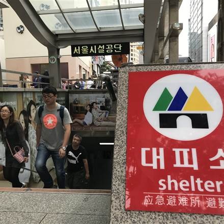 Hầm trú ẩn “phủ kín” Seoul giữa lúc căng thẳng với Triều Tiên - 1 Một trung tâm mua sắm kết hợp hầm trú ẩn đặt dưới lòng đất tại Seoul, Hàn Quốc. (Ảnh: NBC)