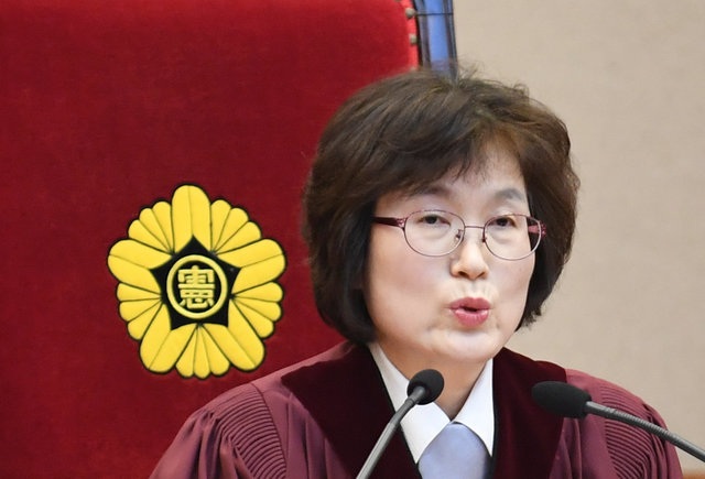 Người Hàn Quốc khóc, cười khi Tổng thống bị phế truất - 3
Bà Lee Jung-mi, quyền chánh án Tòa án Hiến pháp, đọc quyết định phế truất bà Park sau khi 8 thẩm phán bỏ phiếu ủng hộ việc này. (Ảnh: Reuters)