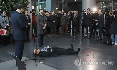 Người đàn ông tự đâm mình trước mặt Thị trưởng Seoul - 1
Người đàn ông nằm trên nền nhà sau khi tự đâm mình trước đám đông (Ảnh: Yonhap)