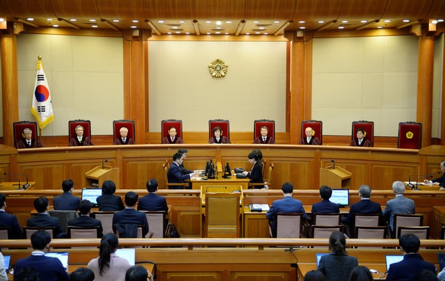 Thẩm phán Hàn Quốc gây "sốt" vì đeo lô uốn tóc tới tòa - 5
Bà Lee, 65 tuổi, là nữ thẩm phán duy nhất trong số 8 thẩm phán của Tòa án Hiến pháp. (Ảnh: Reuters)