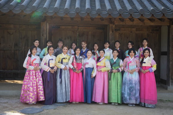 Top 18 Miss Teen diện hanbok, tìm hiểu văn hoá Hàn Quốc - 1 Top 18 được mặc trang phục truyền thống của Hàn Quốc