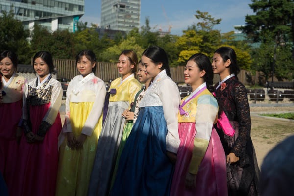 Top 18 Miss Teen diện hanbok, tìm hiểu văn hoá Hàn Quốc - 2 Top 18 Miss Teen chăm chú lắng nghe cô giáo người Hàn hướng dẫn cách mặc hanbok đúng điệu nhất.