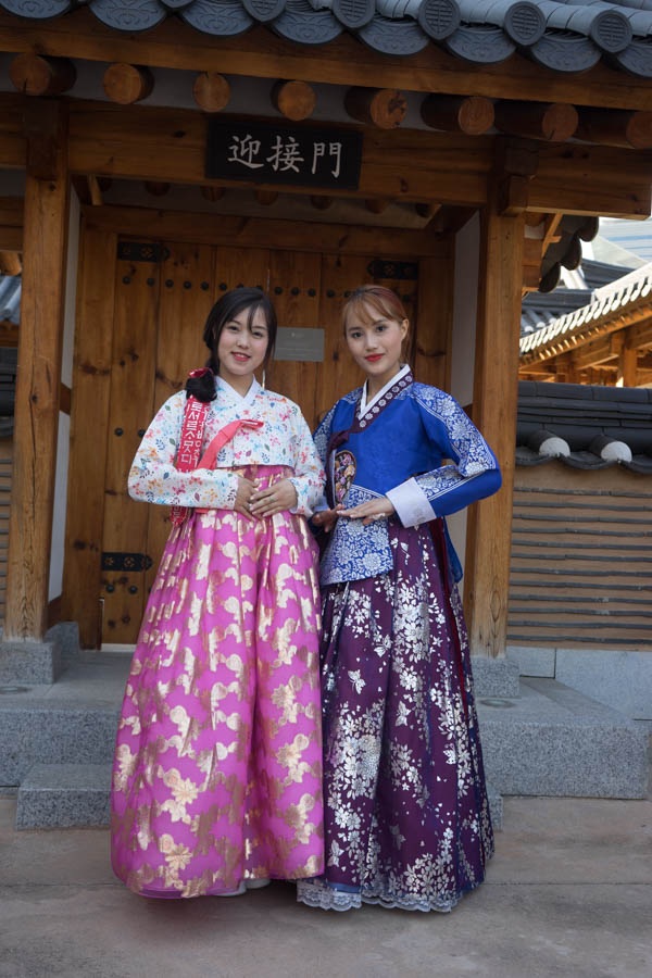 Top 18 Miss Teen diện hanbok, tìm hiểu văn hoá Hàn Quốc - 5 Trà My – Nhật Nguyệt lại thể hiện phong cách sang trọng của tầng lớp quý tộc