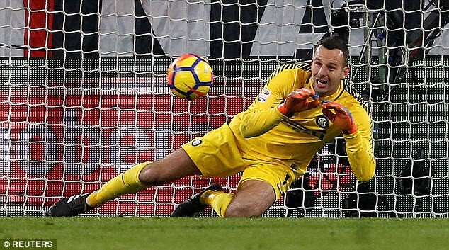 Cầm chân Juventus, Inter bảo toàn ngôi đầu Serie A - 2 Thủ thành Handanovic đã có trận đấu xuất thần