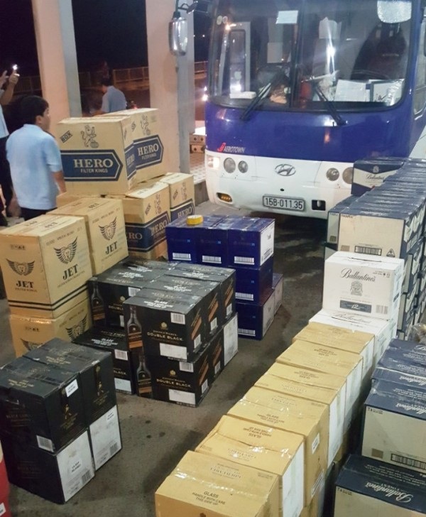 Xe khách chở hàng ngàn chai rượu ngoại nhập lậu - 1 Hơn 1.000 chai rượu ngoại không có giấy tờ hợp pháp được cơ quan chức năng thu giữ